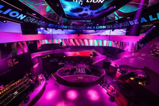 Ambiente vibrante del Fitz Club Madrid con luces de neón y diseño arquitectónico contemporáneo