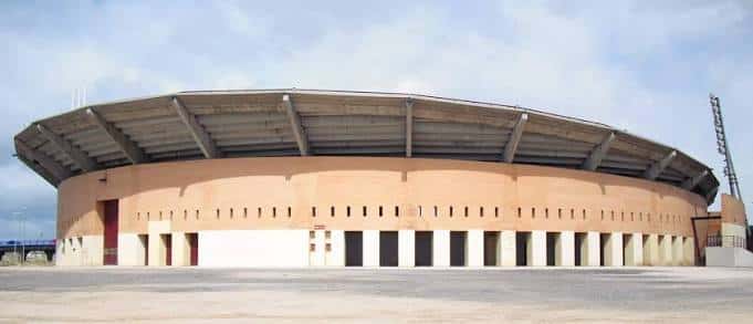Vista exterior de la Plaza de Toros de Móstoles con su fachada circular y estructura moderna