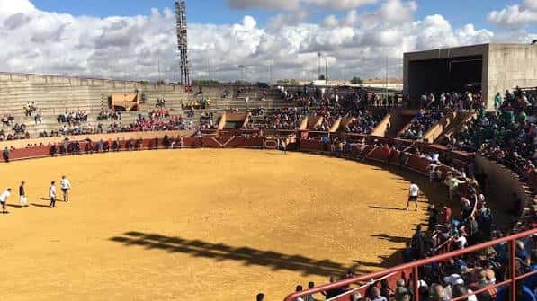 Interior de la plaza durante un evento taurino con público en las gradas y arena central