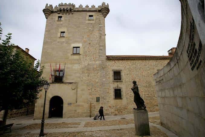 Vista frontal del Torreón de los Guzmanes con fachada medieval y bandera