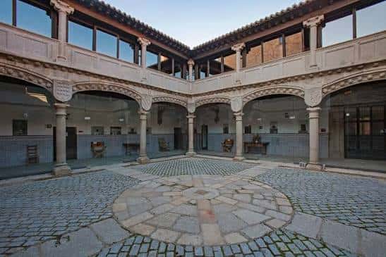 Patio interior renacentista con arcos de piedra y columnas decoradas