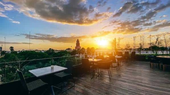 Terraza al atardecer con vistas a la ciudad y ambiente romántico ideal para eventos