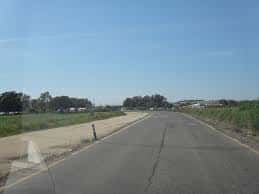 Vista panorámica de la carretera rural en La Guareña bajo cielo despejado