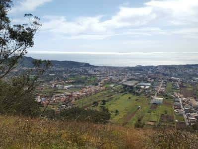 Vista panorámica desde el camino hacia San Cristóbal de La Laguna y el mar