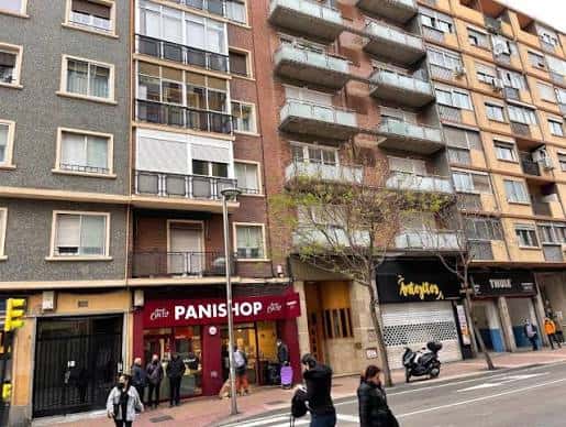 Vista actual de la fachada del edificio en Calle Miguel Servet 11 con comercios en planta baja