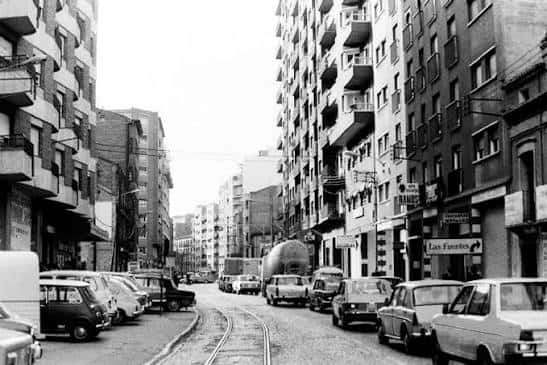 Vista histórica en blanco y negro de la calle Miguel Servet mostrando su evolución urbana