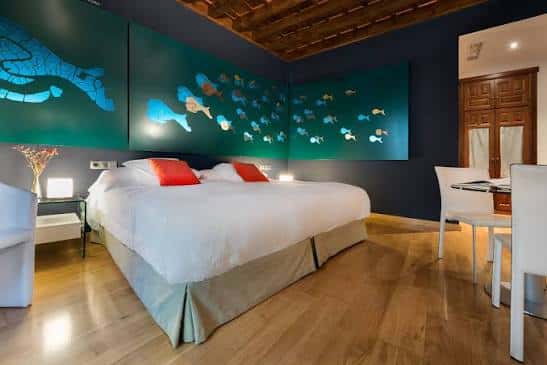 Habitación doble con decoración moderna y murales artísticos en la pared