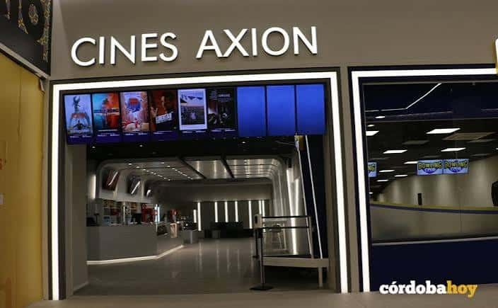Entrada principal de Cines Axion con cartelera digital y señalización moderna