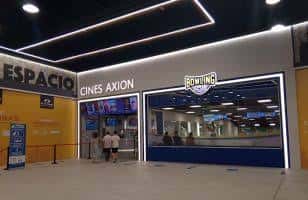 Vista exterior del complejo Cines Axion junto a Espacio Bowling en centro comercial