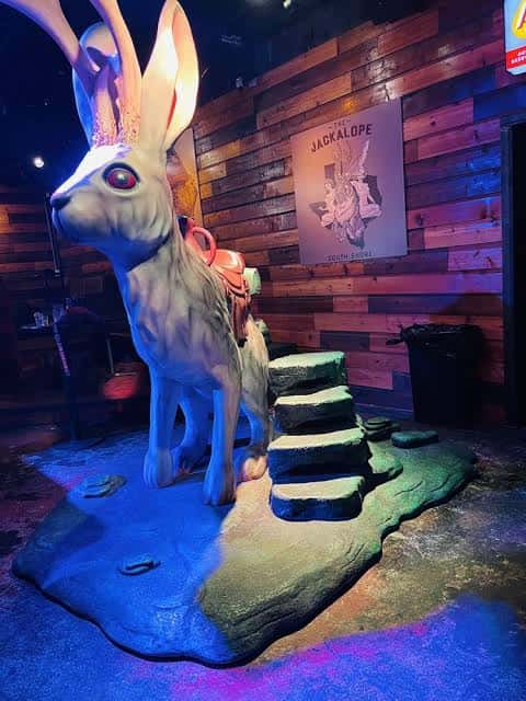 Escultura del Jackalope en el interior del local