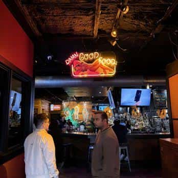 Interior del bar con letrero de neón y barra