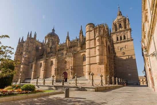 Vista panorámica de la Plaza de Anaya con la Catedral Nueva al fondo