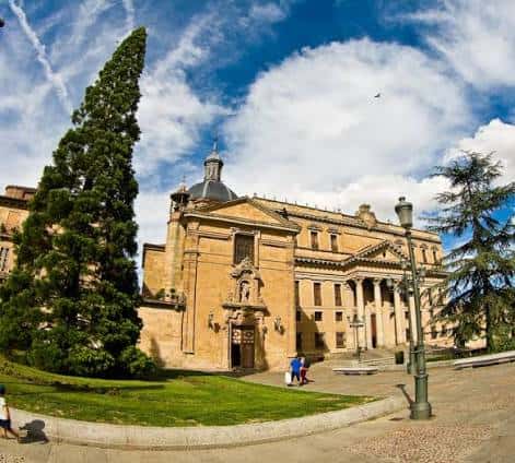 Plaza de Anaya mostrando el Palacio de Anaya y jardines en primer plano