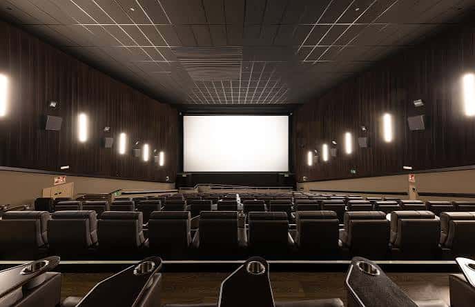 Interior de la sala de cine mostrando las filas de asientos y la pantalla