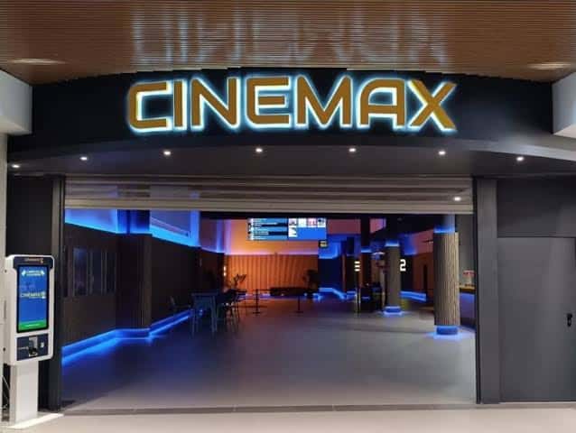 Entrada principal de Cinemax San Fernando Plaza con iluminación moderna