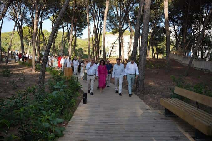 Grupo de personas caminando por un sendero arbolado en el Bulevar de Peguera
