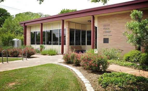 Vista exterior del Howson Branch de la Biblioteca Pública de Austin con su fachada moderna y jardines