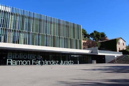 Fachada exterior moderna de la Biblioteca Ramon Fernàndez Jurado bajo cielo azul