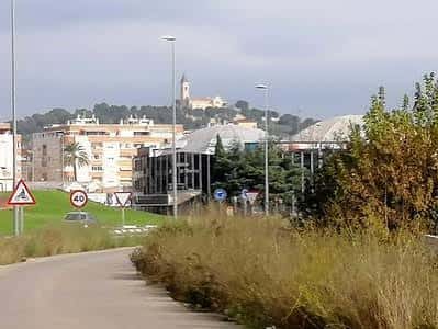 Panorámica de Alzira con el castillo al fondo y zona urbana en primer plano