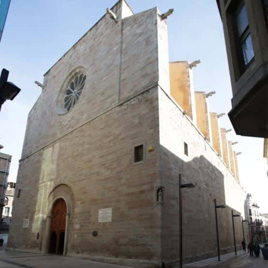 Fachada lateral de la Basílica con su característica torre campanario y ventana circular