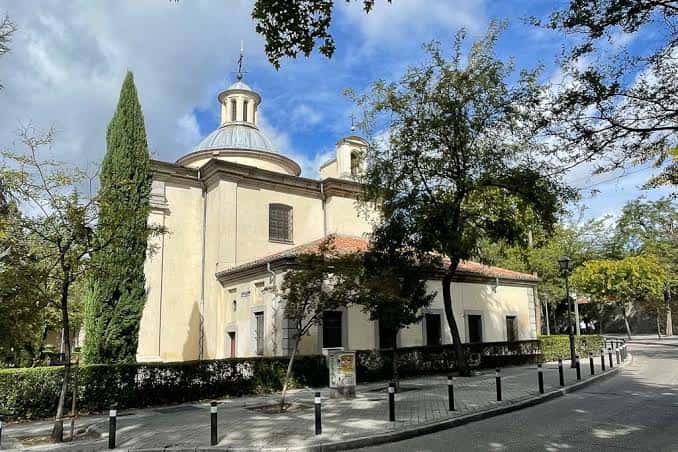 Vista exterior de la Ermita de San Antonio de la Florida con su característica cúpula y entorno arbolado