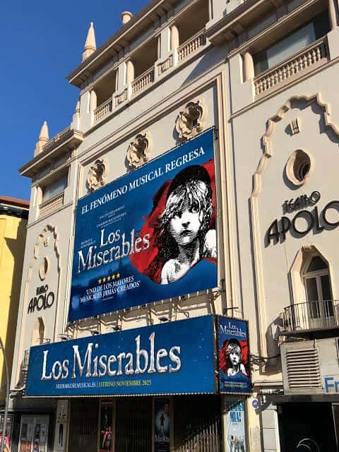 Fachada exterior del Teatro Nuevo Apolo con cartel de 'Los Miserables'