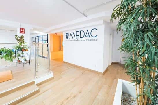 Hall de entrada del MEDAC Móstoles con logo institucional y decoración interior