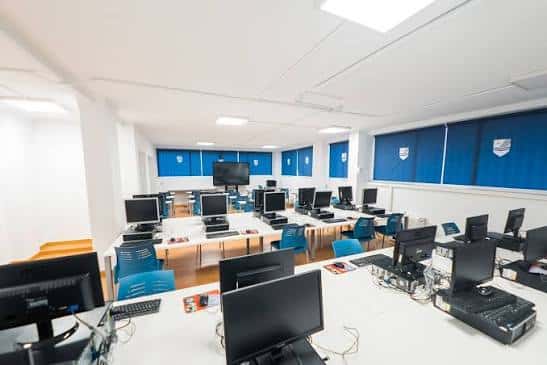 Aula de informática del centro educativo con ordenadores y mobiliario moderno