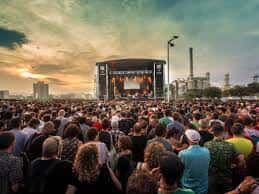 Concierto al atardecer en el escenario principal del recinto ferial con gran afluencia de público