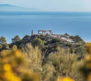 Mirador en la cima de la Cañada del Lobo con vistas al mar