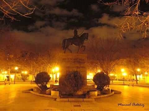 Vista nocturna de la Plaza José María Forqué con el monumento ecuestre iluminado