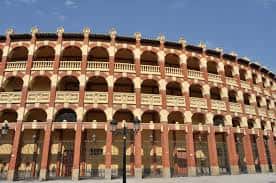 Fachada exterior del Coso de Zaragoza, un espacio emblemático en la plaza
