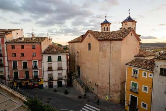 Vista panorámica del Oratorio de San Felipe Neri en Cuenca al atardecer
