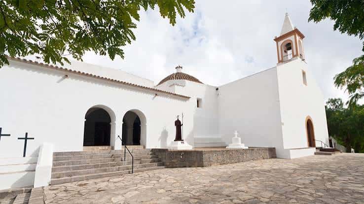 Fachada de la iglesia de San Juan en Ibiza con detalles arquitectónicos