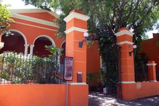 Fachada exterior del Museo de Historia Natural en Mérida con arquitectura colonial y portales