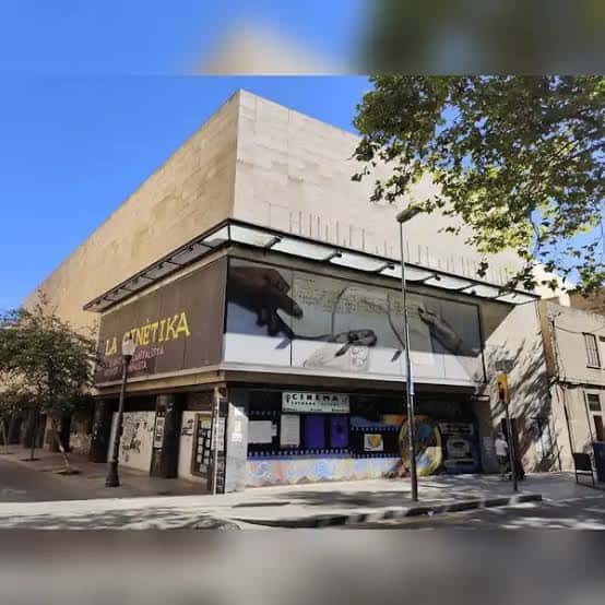 Vista exterior del edificio en esquina bajo cielo azul despejado