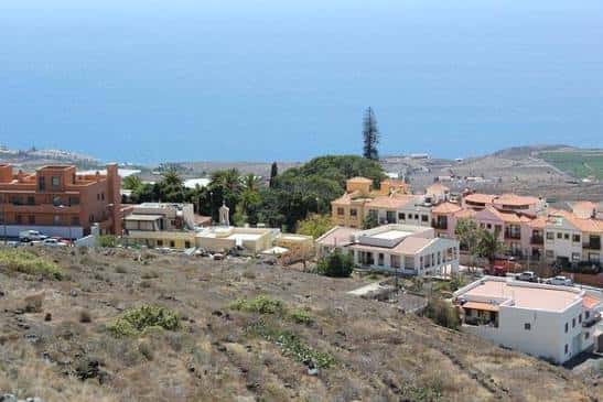 Vista panorámica de Hoya Grande con casas y el mar al fondo