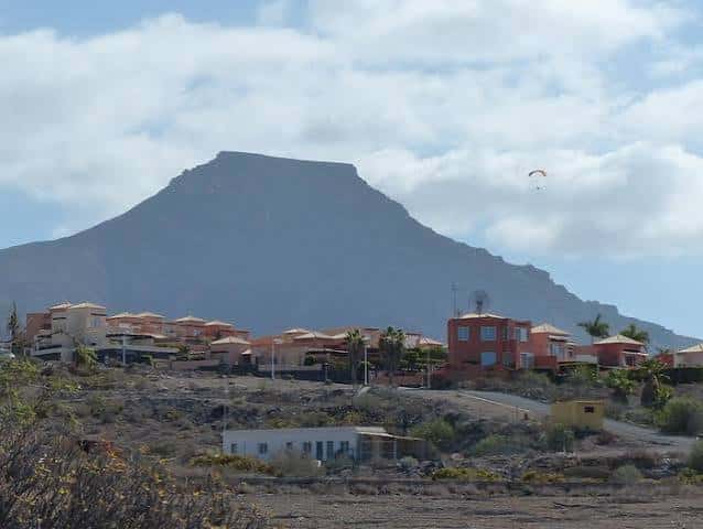 Montaña de Hoya Grande con viviendas en primer plano