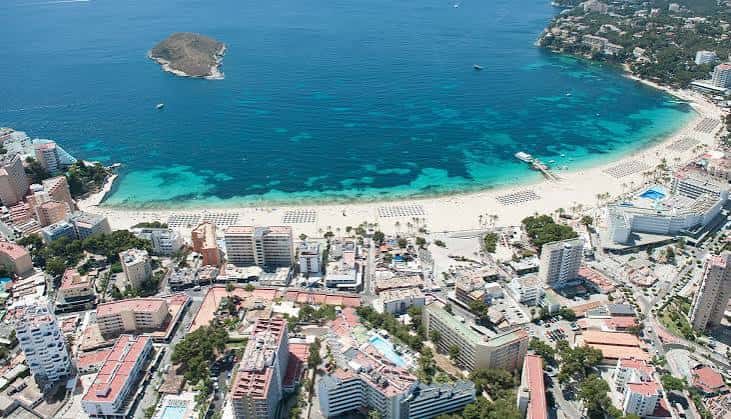 Vista aérea de la bahía de Magaluf con arena blanca y aguas turquesas