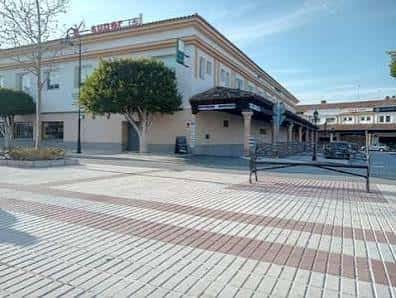 Vista del parking público en el Bulevar de La Cala de Mijas con fachada y zona peatonal