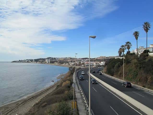 Vista panorámica de la costa junto al bulevar de La Cala de Mijas con carretera y aparcamiento cercano