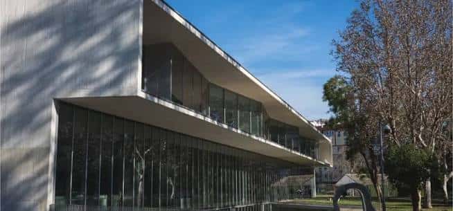 Vista exterior moderna de la Biblioteca Pública del Estado en Córdoba con fachada de cristal y hormigón