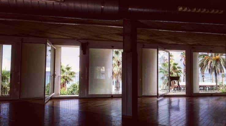 Espacio interior amplio con puertas correderas hacia el exterior