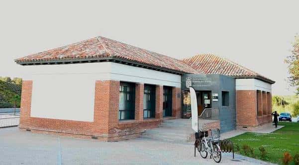 Fachada principal del Centro de Educación Ambiental El Águila en Boadilla del Monte