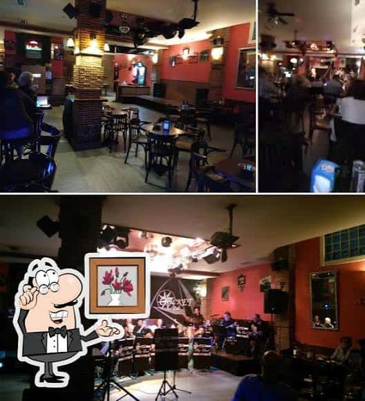 Interior del pub con mesas y zona de bar