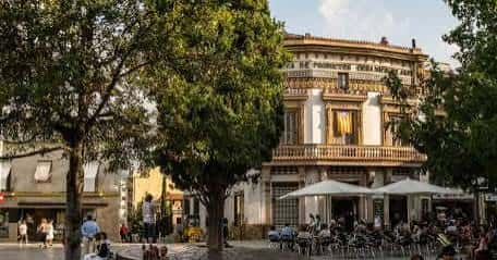 Vista exterior de la Plaça Hortet Solé con edificios históricos y terrazas al aire libre