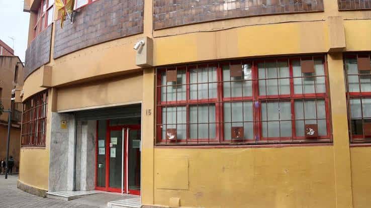 Fachada del edificio principal en la Plaça Hortet Solé con detalles arquitectónicos
