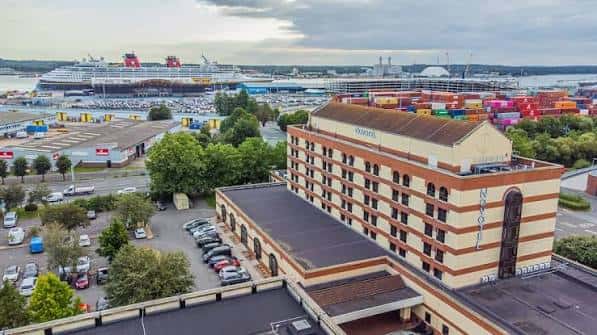Vista aérea del Novotel Southampton con el puerto y un crucero al fondo