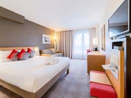 Habitación doble moderna con decoración en tonos grises y rojos