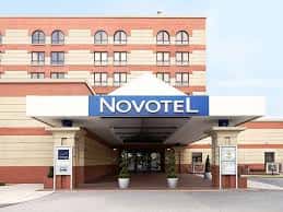 Entrada principal del hotel con marquesina y logotipo de Novotel